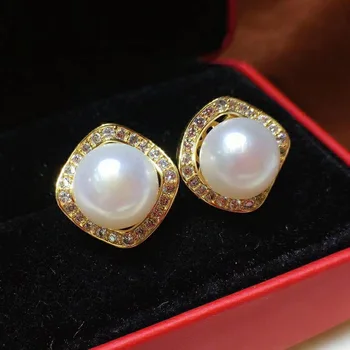 Нова темпераментен група от висок клас, с вградени цирконии и златни имитация на бели перли във формата на миди, перлени обеци, дамски