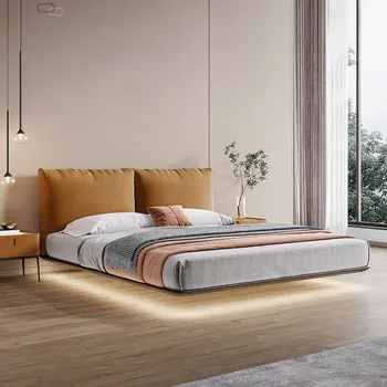 Подвесная тъканно легло в основната спалня, модерна минималистичная легло с кадифена тапицерия, минималистичная спалня от масивно дърво, оранжеви мебели